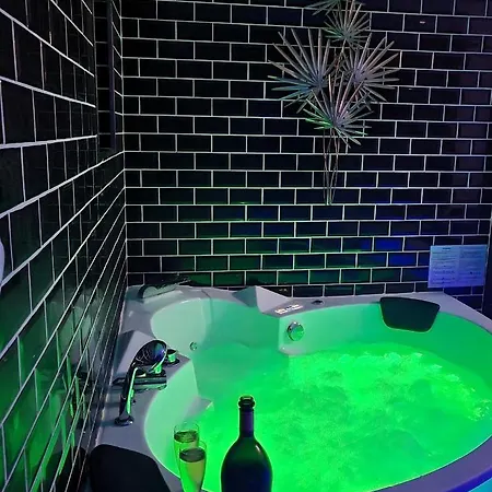 Appartement Jacuzzi Gold&Night Verneuil d'Avre et d'Iton Exterior photo